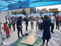 김해 장유시장서 추억소환 별난놀이터 개장···이색 추억 선사