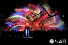 [사진] 멀티미디어 장비를 활용한 빛 퍼포먼스