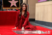 [사진] 할리우드 명예의 거리를 찾은 가수 겸 배우 이디나 멘젤