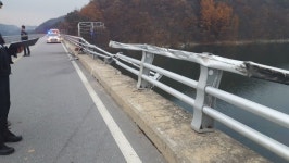 SUV 차량 충주호로 추락… 형제부부 4명 사망