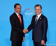 [사진] 악수 하는 문재인 - 조코 위도도 인도네시아 대통령