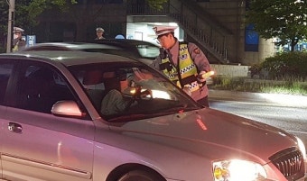한밤중 술취해 도로 위에서 운전대 붙잡고 잠든 현직 경찰관