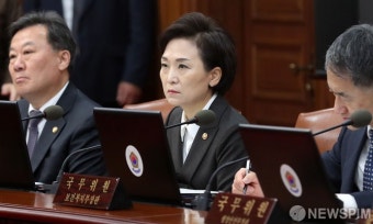 [사진] 국무회의 참석한 김현미 국토부 장관