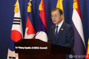 [사진] 제1차 한·메콩 정상회의 공동언론발표 하는 문재인 대통령