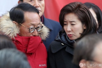 [사진] 대화 나누는 나경원 원내대표와 김도읍 의원