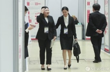 [사진] 2019 글로벌 무역인력 채용박람회, 면접 성공... 미소 활짝 핀 구직자
