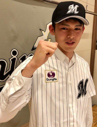 일본 '163km 괴물 투수' 사사키, NPB 지바 롯데 입단… 