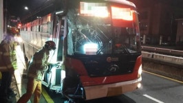 수원서 빙판길 광역버스 가로등에 쿵…승객 등 10명 한때 고립