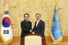 [사진]  록밴드 유투(U2)의 리더, 보노와 악수하는 문대통령