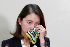 [사진] 눈물 닦는 이토 시오리