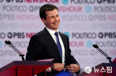 [사진] 민주당 대선 경선주자 토론회 중 환한 미소 짓는 피트 부티지지