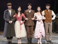 [사진] 한스와 마리 역의 배우들