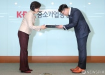 [사진] 명문장수기업확인서 전달 받는 최종문 (주)청주석회 대표이사