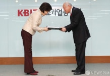 [사진] 명문장수기업확인서 전달 받는 신동식 (주)한국해사기술 명예회장