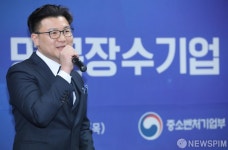 [사진] 소감 밝히는 최종문 (주)청주석회 대표이사