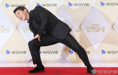 [사진] 장룡 포즈 선보이는 배우 음문석