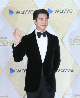[사진] '훈훈한 손인사' 포토타임 갖는 배우 이승기