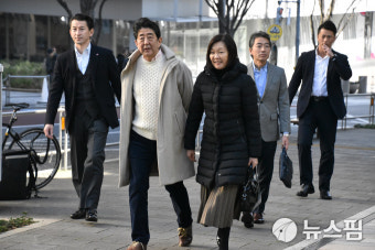 '아베 휴가' 들여다보니...호텔서 지내며 골프치고, 가족 등과 식사하며 보내