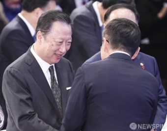 [사진] 인사 나누는 박용만 회장과 황교안 대표