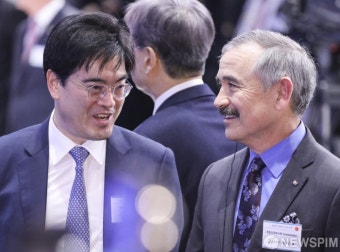 [사진] 대화 나누는 공영운 사장과 해리 해리스 대사