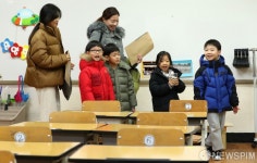 [사진] 학교가 신기한 예비 초등학생들