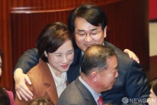 유치원 3법 통과 포옹하는 유은혜 부총리 - 박용진 의원