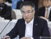 인사말 경청하는 송종민 호반건설 대표이사