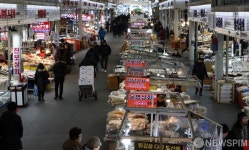 아직은 한산한 전통시장