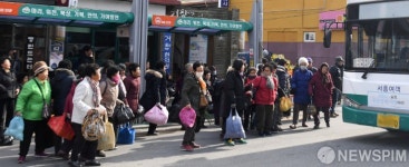 &apos;설 대목 장 보러 오신 어르신들