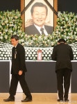헌화 마친 신동주 에스디제이 회장