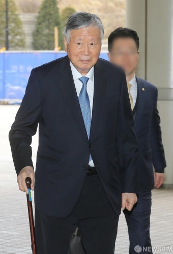 2심 선고공판 출석하는 이중근 부영그룹 회장