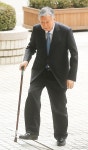 지팡이 짚고 출석하는 이중근 부영그룹 회장