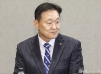 모두 발언 경청하는 이계문 서민금융진흥원장