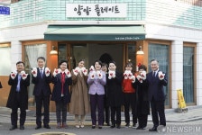 나눔장갑 착용하고  기념촬영하는 김정숙여사
