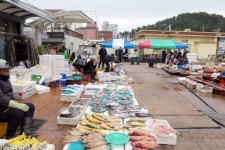 [르포] 설 명절 앞둔 울진 대목장에 가보니…