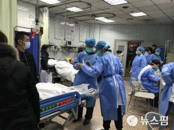 [사진] 치료에 열중하는 우한대학 병원 의료진