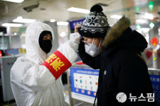 [사진] 베이징 전철역에서 체온 측정받는 승객