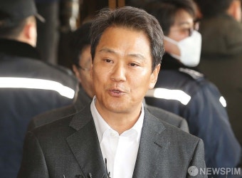 질문에 답변하는 임종석 전 비서실장