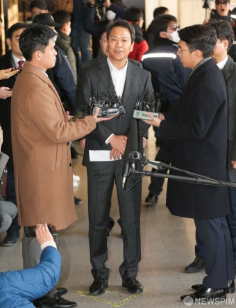 검찰 출석한 임종석 전 비서실장