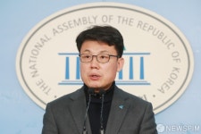국회 정론관에 선 진성준 위원