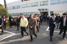 박영선 장관, 경남 진주중앙시장스마트공장 태림산업 방문