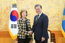 문대통령 만난 라벨르 의장 한국의 반부패 성과, 세계가 배워야