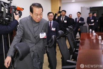 자유한국당 공천신청자 면접 들어서는 권영세 후보자