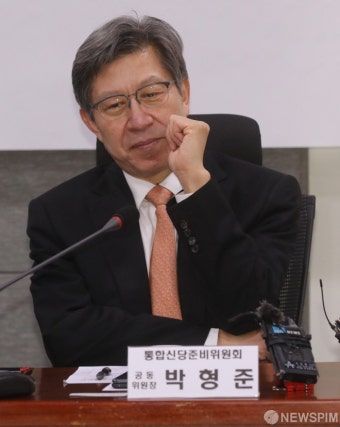 생각에 잠긴 박형준 통합신당준비위원회 공동위원장