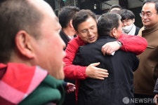 창신동 주민들과 포옹하는 황교안 대표