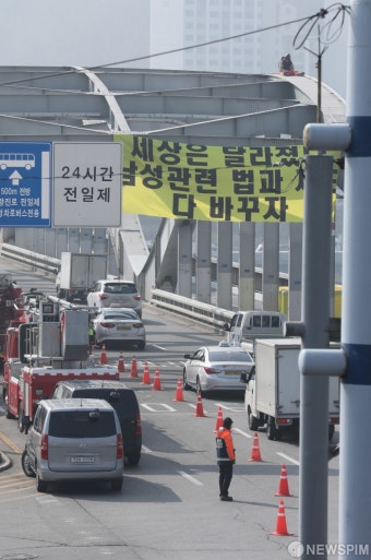 한강대교 아치 위로 올라간 한 남성