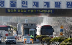 임시 격리시설 나오는 1차 우한 교민들