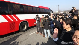 진영 장관, 퇴소 1차 우한 교민 환송