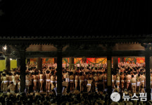 [사진] 알몸으로 즐기는 축제 日 하다카 마츠리