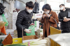영부인 만난 전통시장 상인들, 울먹이며 사람이 없다
